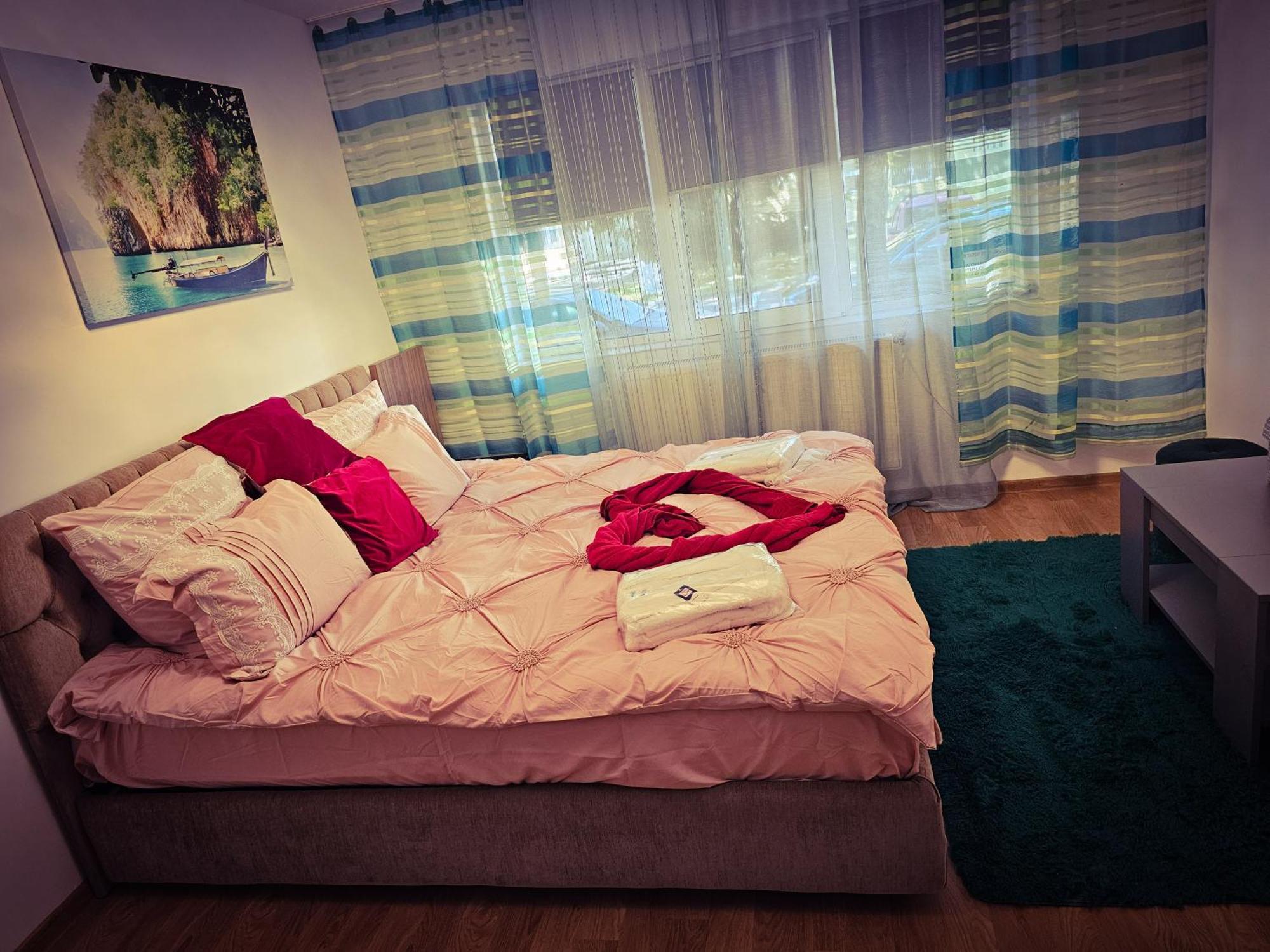 Mony Apartaments Roman Exterior foto